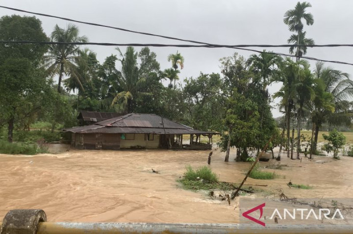 Kota Padang Dikepung Banjir di 32 Titik