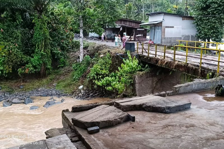 2.413 Warga Pasaman Barat Terancam Terisolasi usai Jembatan Ambruk Dihantam Banjir