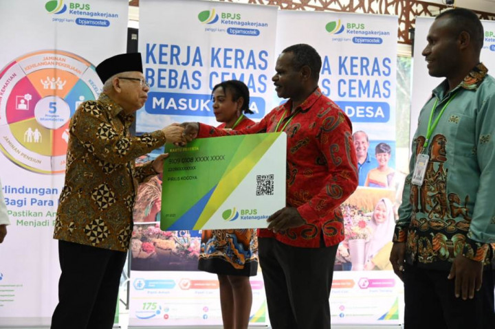 Wapres Bagikan 20 Ribu Kartu BPJS Ketenagakerjaan untuk Pekerja Rentan di Papua
