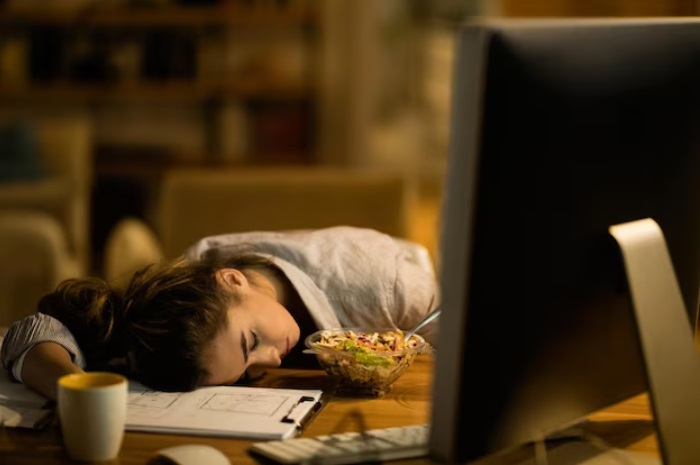 Ini 5 Alasan Mengapa Kamu Merasa Ngantuk setelah Makan