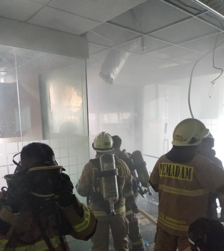 Proses Pendinginan Imbas Kebakaran Gedung K-Link Telah Selesai