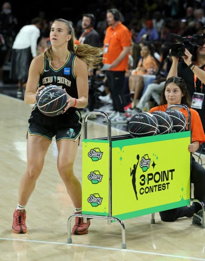 Rekornya di Kontes 3 Poin Dipecahkan Sabrina Ionescu, Begini Reaksi Stephen Curry