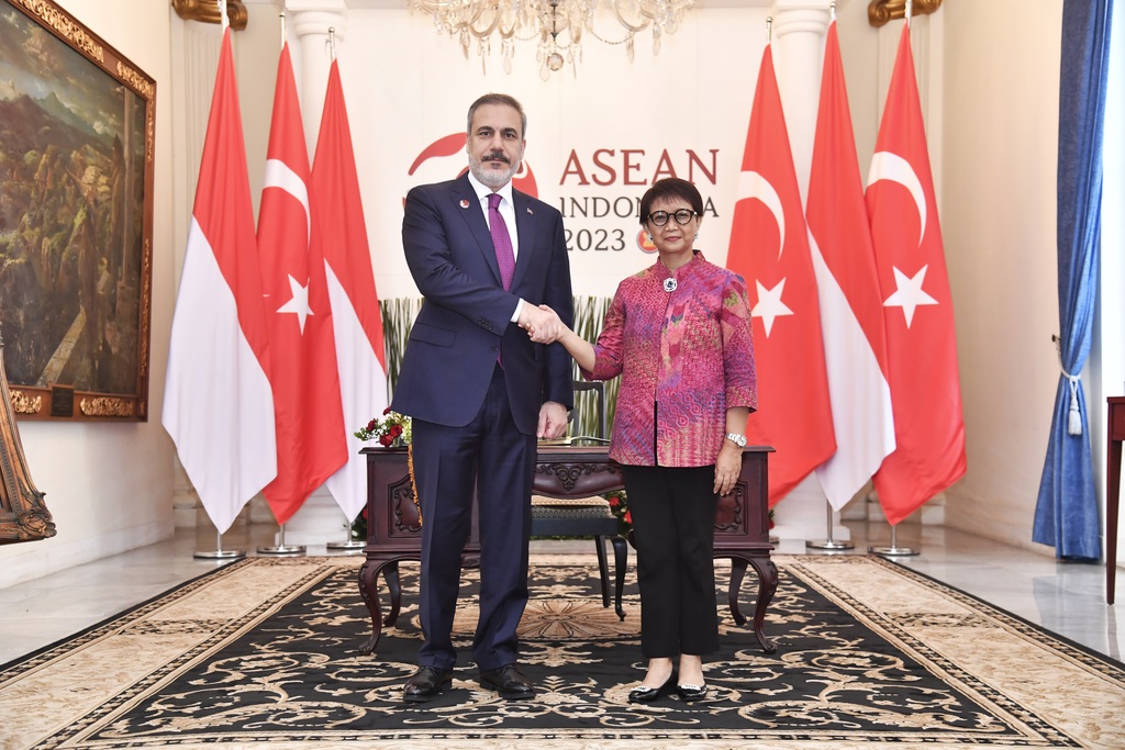 Menlu Retno Marsudi (kanan) berjabat tangan dengan Menlu Turki Hakan Fidan di Jakarta, Sabtu, 15 Juli 2023. (Kemenlu RI)