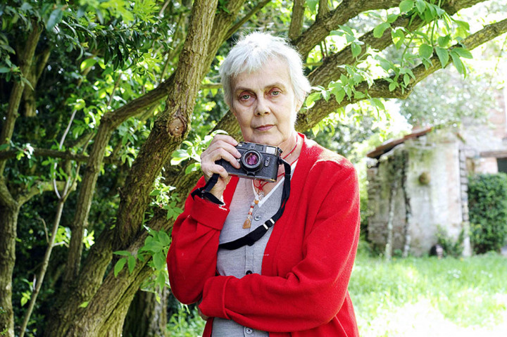 Fotografer Perang Prancis Marie-Laure de Decker Meninggal pada Usia 75 Tahun