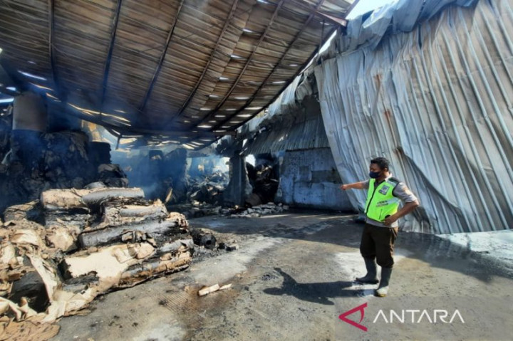 Labfor Polda Jateng Bantu Penyelidikan Kebakaran Pabrik Kertas Kudus