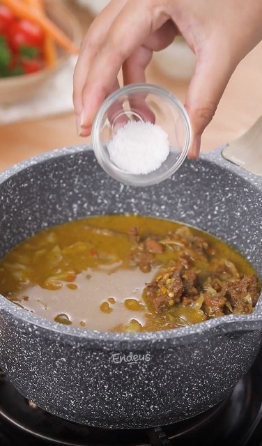 Ini cara mengatasi masakan kamu yang keasinan. (Foto: Dok. Endeus TV)