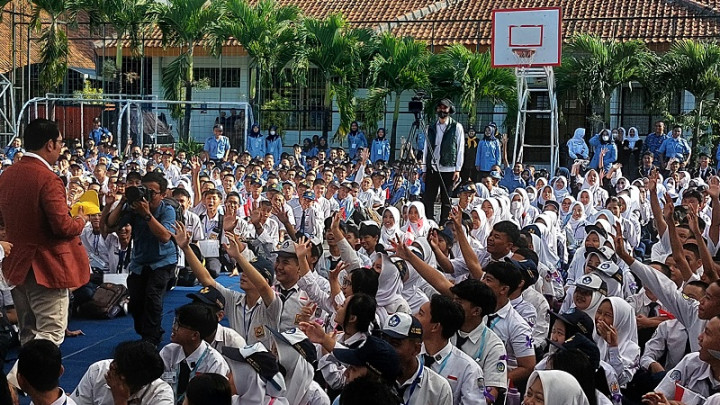 Pantau MPLS di Bandung, Ridwan Kamil Bagi-bagi Topi hingga Ponsel