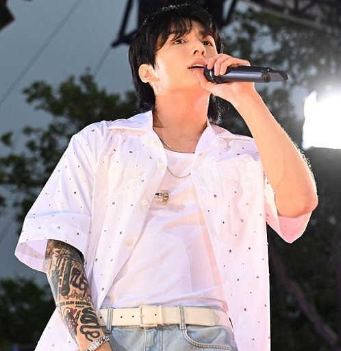 Intip Gaya Kasual Jungkook BTS saat Nyanyikan 'Seven' di Konser Musim Panas GMA 2023