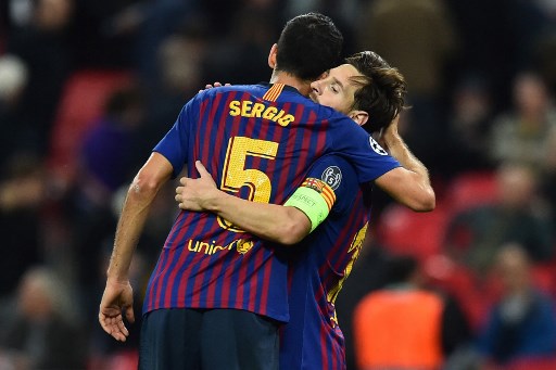 Kebersamaan Lionel Messi dengan Sergio Busquets. (Glyn KIRK / AFP)