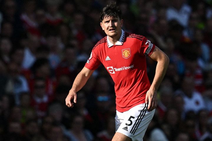 Harry Maguire Melawan! Pamer Foto Angkat Trofi Usai Kehilangan Ban Kapten MU
