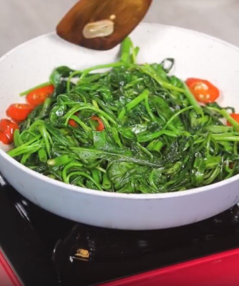 Tumis Kangkung Warnanya Tetap Hijau Segar? Coba Tips Ini!