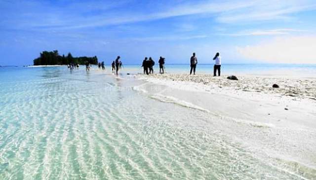 Bentuk pengabdian dokter jantung dan pembuluh darah Indonesia untuk Kabupaten Pulau Morotai. (Foto: Dok. Pulaumorotaikab.go.id)