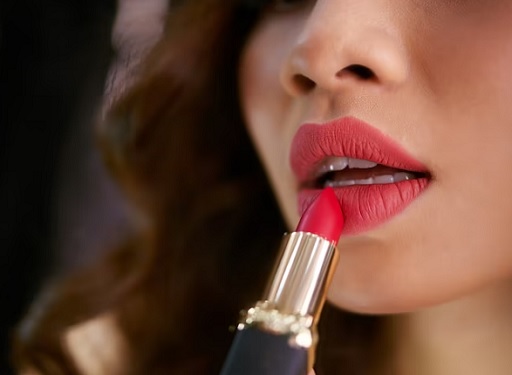 Reaksi alergi terhadap lipstik dapat muncul sebagai reaksi ringan, seperti bibir kering, merah, atau bengkak. (Foto: Ilustrasi. Dok. Freepik.com)