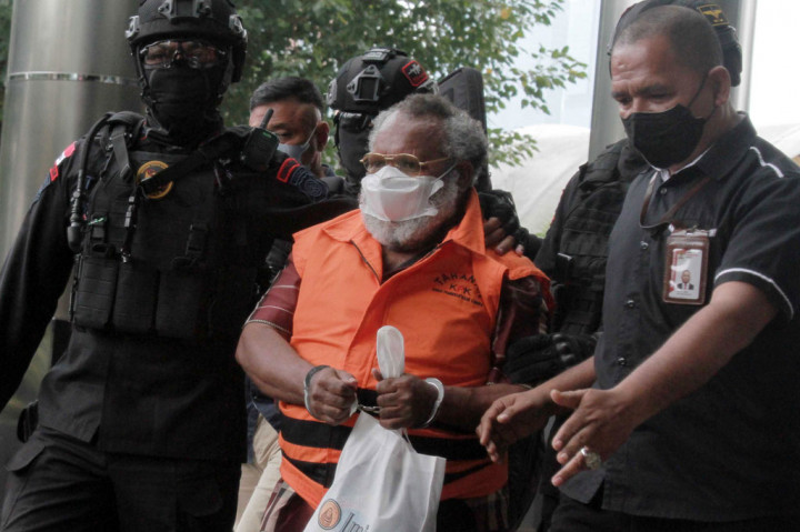 Drama Eltinus Omaleng hingga Diputus Bebas