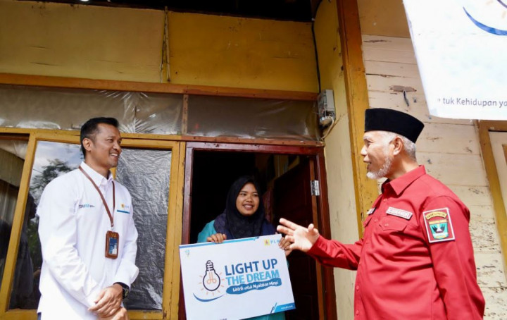 Program Sambung Listrik Gratis <i>Light Up The Dream</i> PLN Sentuh 11.819 Penerima Manfaat di Indonesia