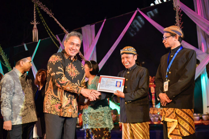 Percepat Layanan, Kemendikbudristek Serahkan KTP Kepada Penganut Penghayat Kepercayaan