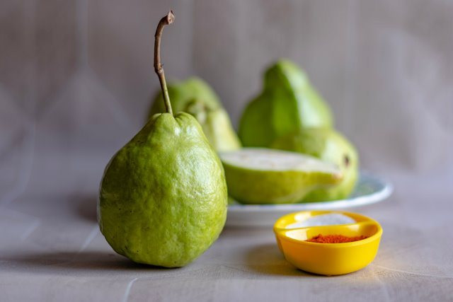Bumil bisa merasakan manfaat dari mengonsumsi jambu biji terhadap kehamilan. (Foto: Ilustrasi/Dok. Unsplash.com)