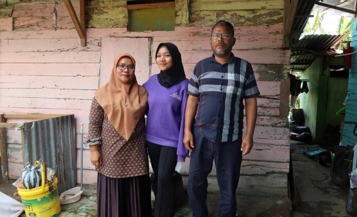 Tangis Indah pun Pecah, Putri Seorang OB Ini Lolos UGM dengan KIP Kuliah