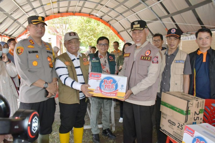 Korban Longsor di Agam Dapat Bantuan Ratusan Nasi Bungkus