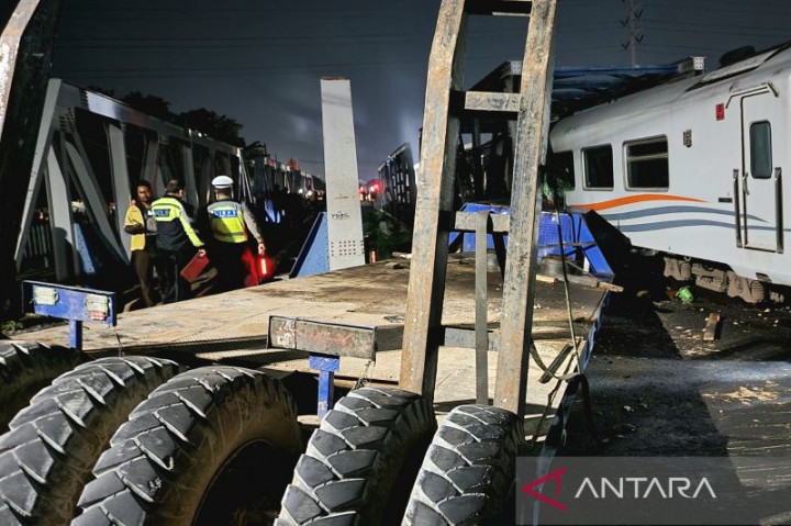 Sempat Terjadi Ledakan saat KA Brantas Tabrak Truk di Semarang