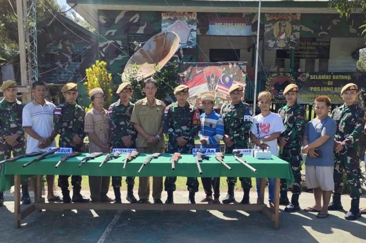 Warga Kampung Noha Tivab Serahkan Belasan Pucuk Senjata Api Rakitan dan Amunisi ke Satgas Pamtas RI-Malaysia
