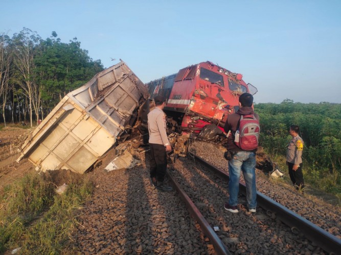 KA Kuala Stabas Tabrak Truk Tebu di Bandar Lampung