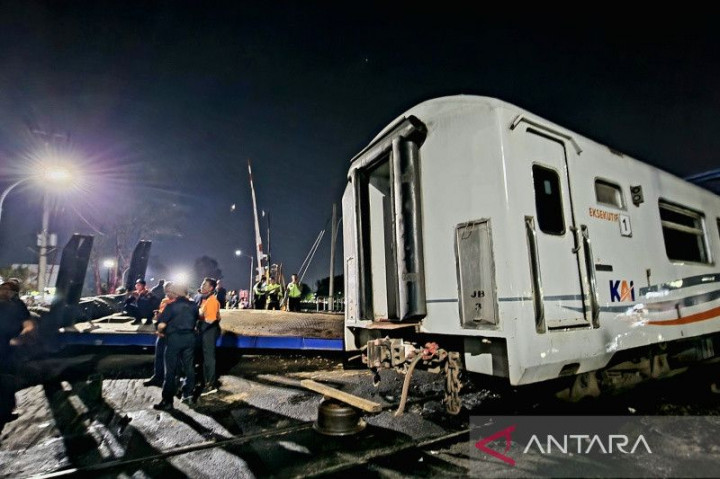 Petugas Evakuasi Lokomotif dan Truk yang Kecelakaan di Semarang