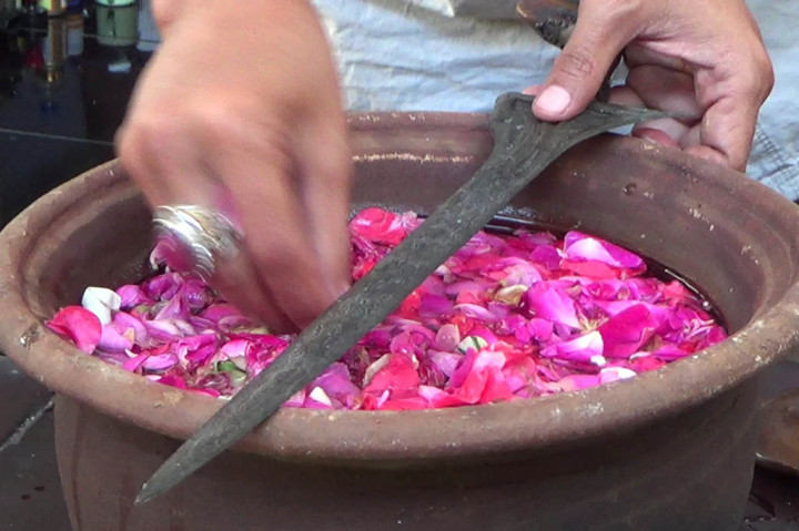 Melihat Ritual Pencucian Pusaka di Bulan Suro