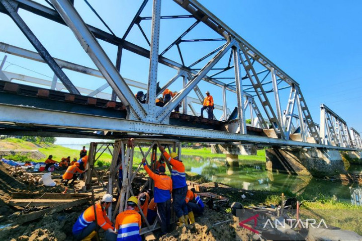 Konstruksi Jembatan Rel Diperbaiki Usai Tabrakan KA Brantas