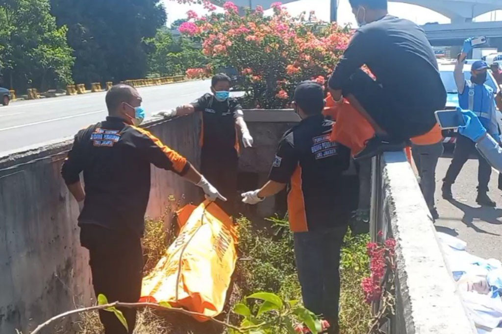 Jenazah Seorang Pria Tanpa Identitas Ditemukan di Median Jalan Tol Jagorawi