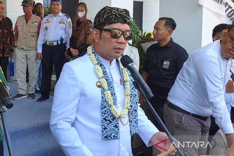 Gubernur Jawa Barat Ridwan Kamil memberi keterangan kepada media di Cirebon, Jawa Barat, Rabu, 19 Juli 2023. Antara/Khaerul Izan