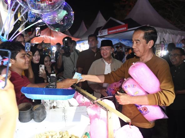 Kunjungi Festival Tabut Bengkulu, Presiden Jajan Gulali