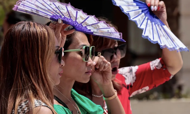 Wisatawan di Spanyol yang menghadapi gelombang panas. Foto: EFE