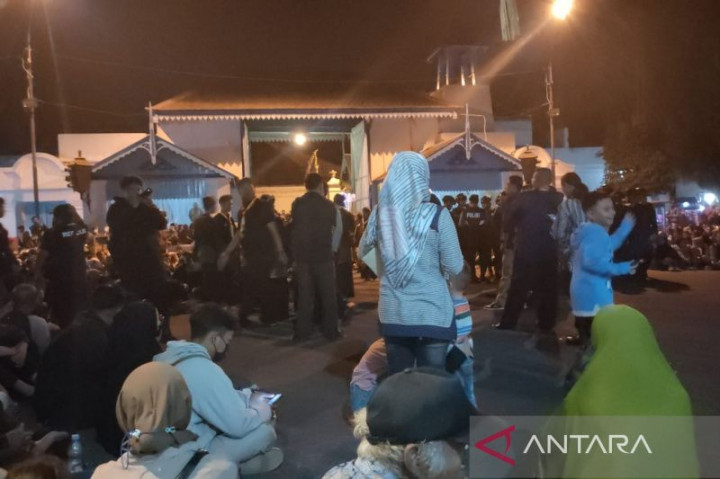 Warga Berebut Kotoran Kerbau Warnai Tradisi Peringatan 1 Sura di Keraton Surakarta