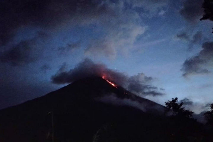 Gunung Karangetang Kembali Muntahkan Guguran Lava