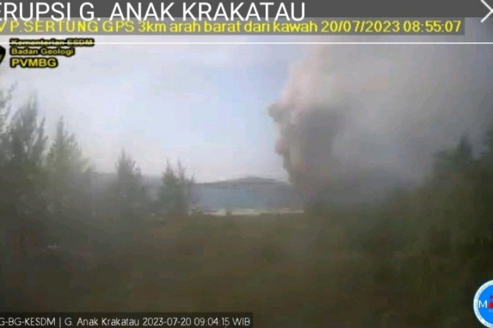 Gunung Anak Krakatau Lontarkan Abu Vulkanik Setinggi 2.000 Meter