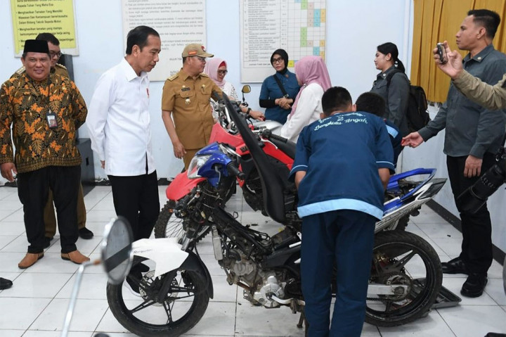 Janji Jokowi Berikan Kendaraan Listrik ke SMKN 2 Bengkulu Tengah
