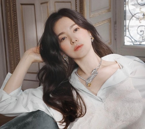 Song Hye Kyo Raih <i>Daesang</i> di Blue Dragon Series Awards 2023