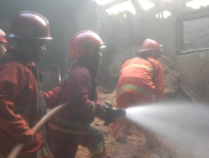 Tumpukan Sekam Memicu Kebakaran di Pabrik Kerupuk di Malang