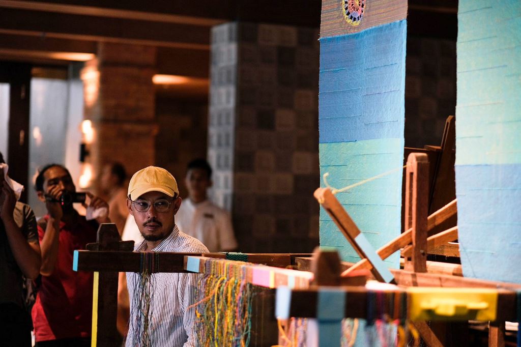 Kolaborasi artistik ini menampilkan alat tenun tradisional dan kain daur ulang. Dok. Ist
