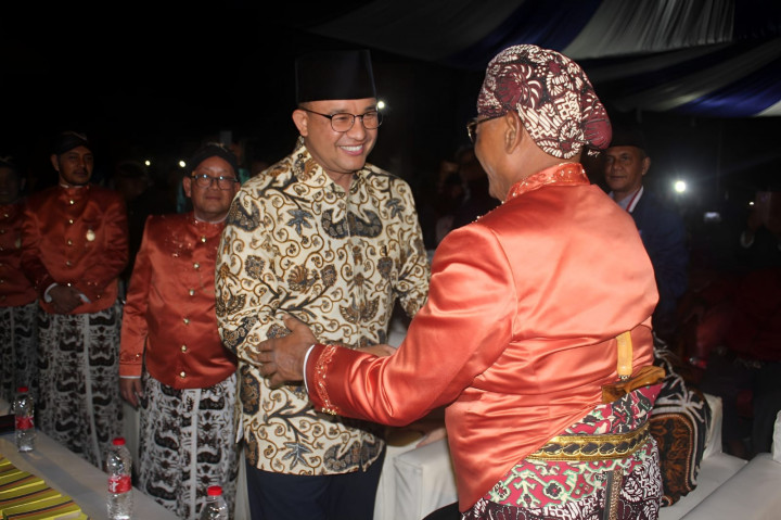 Anies Baswedan Rayakan Malam 1 Sura dengan Nonton Wayang Kulit