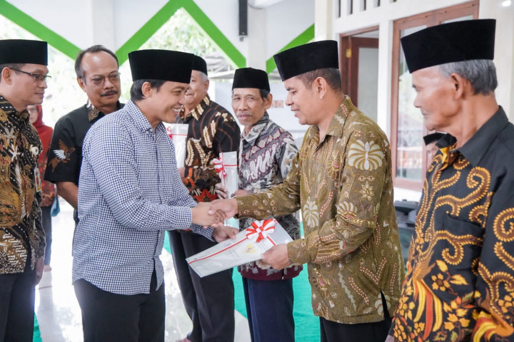 Wamen ATR/BPN Serahkan Sertifikat Tanah Masjid Berdiri Sejak 1919