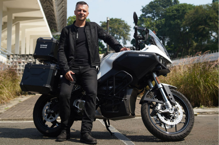 Pria Ini Keliling Dunia Pakai Motor Listrik, Gas Terus!