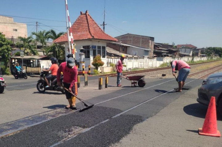 Pemkot Semarang Perbaiki Jalan Pascakecelakaan KA Brantas vs Trailer