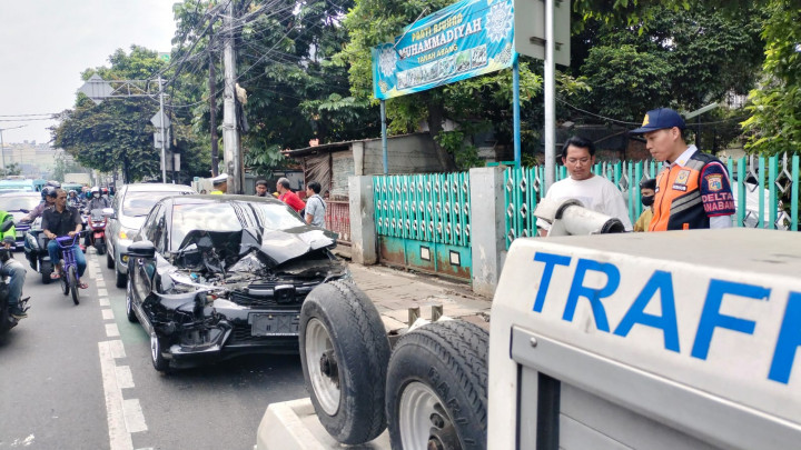 Tabrakan Beruntun di Senen, Pengemudi Main <i>Handphone</i>