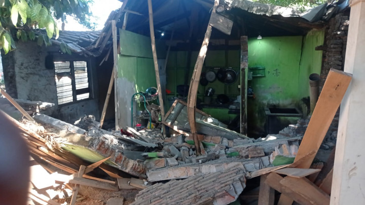 Rumah Warga Solo Roboh Terdampak Getaran Proyek Elevated Rail Palang Joglo