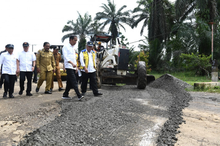 Jokowi Cek Perbaikan Jalan di Bengkulu