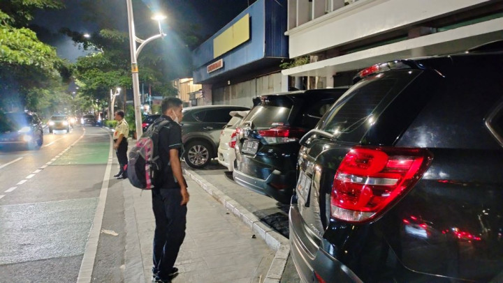 Rawan Parkir Liar, Petugas Gabungan Jaga Jalan Cikini Raya Tiap Malam
