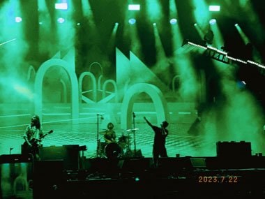 Tampil di Jakarta, The Strokes Ajak Drummer Sajama Cut Kolaborasi di Panggung