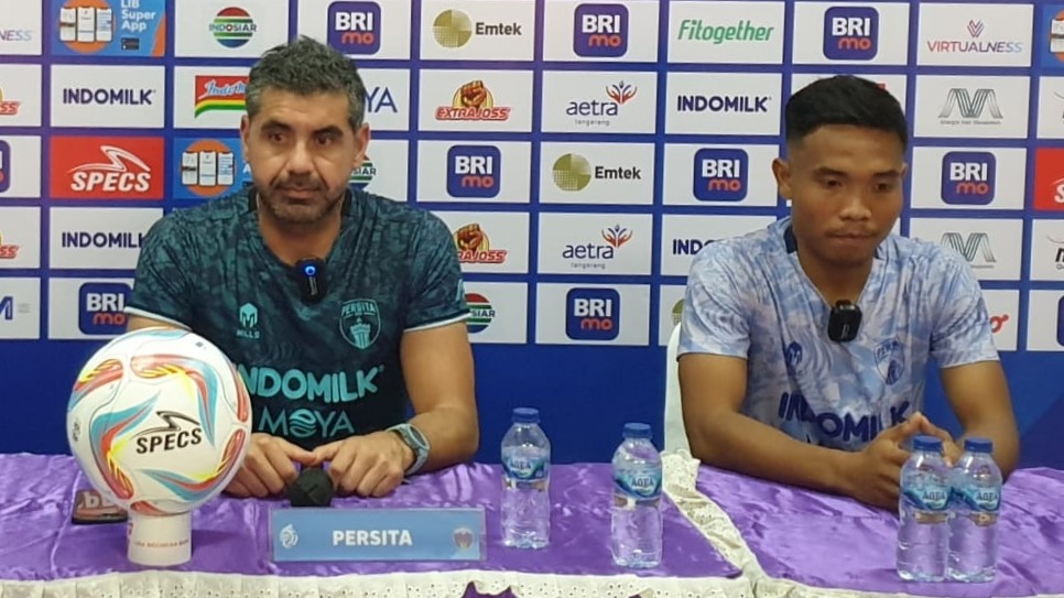 Pelatih Persita, Luis Edmundo Duran (kiri). (Foto: Medcom.id/Hendrik Simorangkir)
